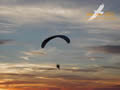 Paraglider u sumrak